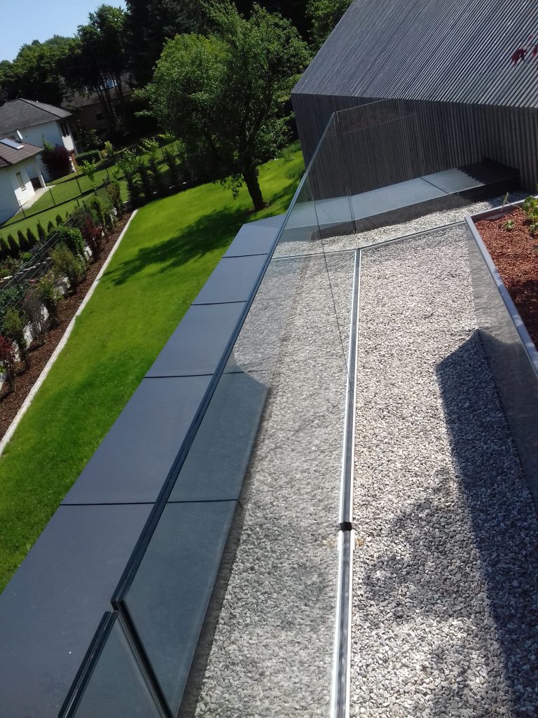 Dachterrasse mit Hochbeeten und Glasgeländer