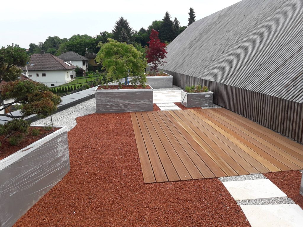 Dachterrasse mit Hochbeeten und Deck